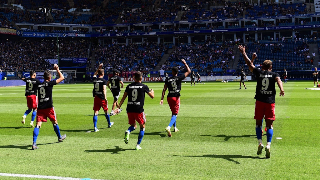 Die Spieler des HSV in ihren Uwe Seeler-Warmmach-Trikots.