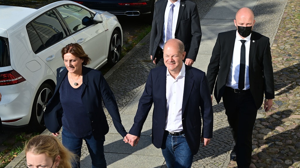 Das Ehepaar Britta Ernst/ Olaf Scholz auf dem Weg ins Wahllokal am 26. September: »Jeans, blaues Shirt, dünner blauer Blazer« hatte sich die Kanzlergattin und Ministerin für die Kleiderwahl notiert.