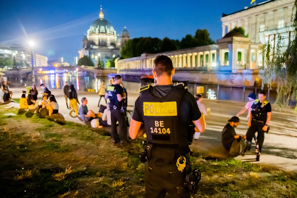 Polizisten patrouillieren im James-Simon-Park im Berliner Bezirk Mitte und weisen Besucher auf das Alkoholverbot hin.