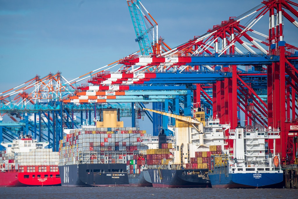 Containerschiffe in Bremerhaven: Die blaue MSC Emanuela (2. v. l.) kann allein fast 14.000 Container laden (Archivbild).