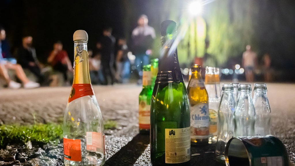 Leere Flaschen liegen im James-Simon-Park im Berliner Bezirk Mitte nach dem in Kraft treten des Alkoholverbots auf dem Boden.