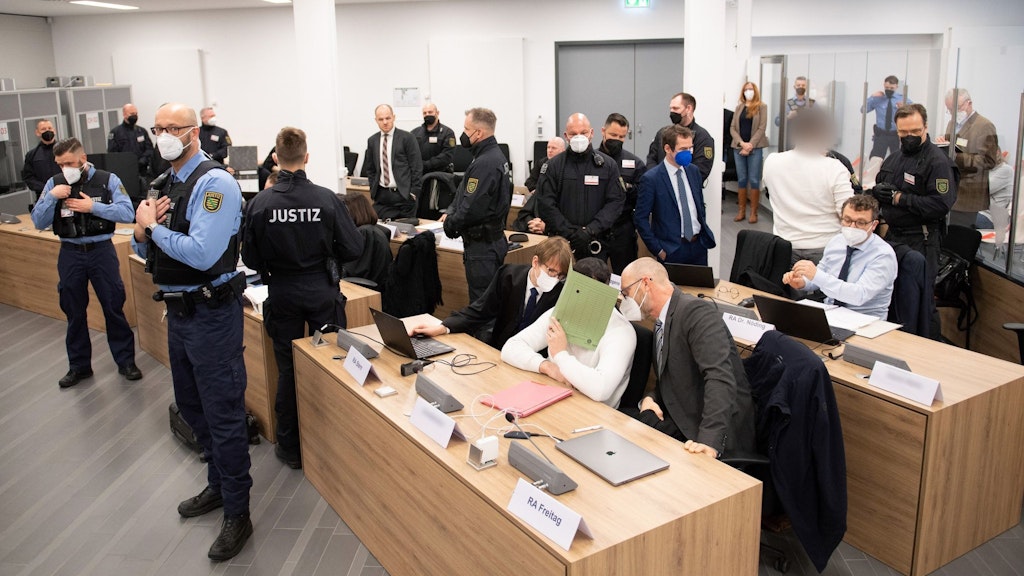 Ein voller Gerichtssaal: sechs Angeklagte, viele Anwälte, viel Sicherheitspersonal.