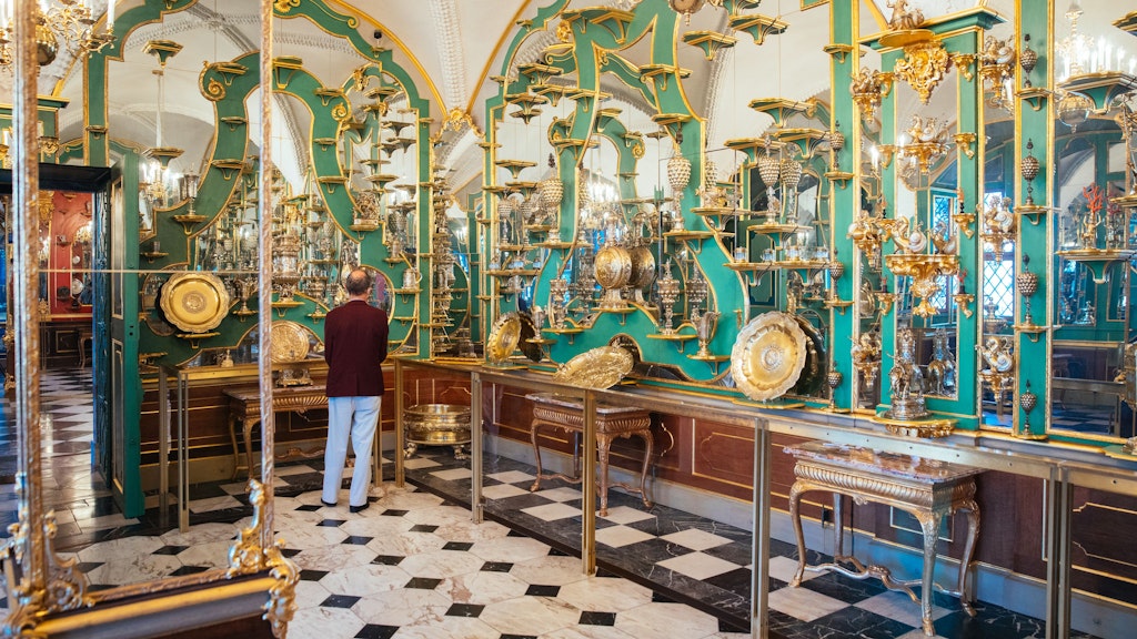 Ein Raum des Grünen Gewölbes in Dresden, das wertvollen Schmuck aus Sachsens Geschichte ausstellt.