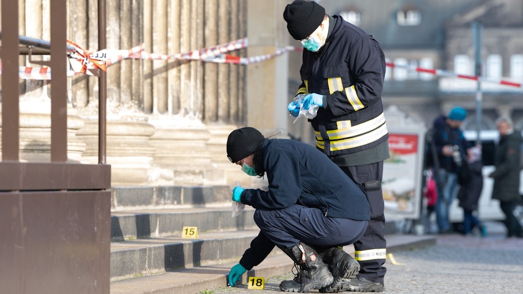 Am 25. November 2019: Die Spurensicherung der Polizei ist nach dem Diebstahl bei der Arbeit.