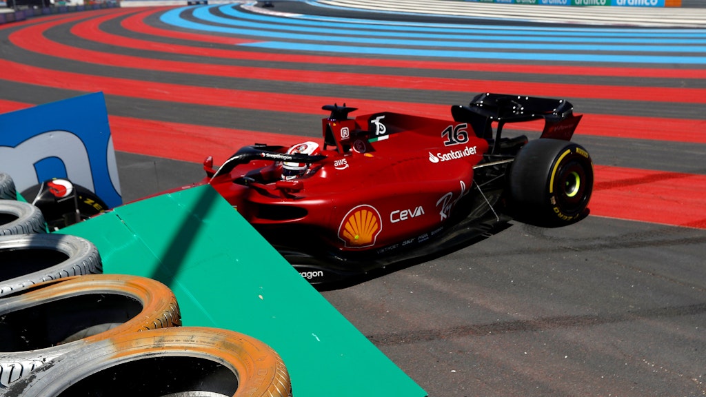 Aus für den Frankreich-GP und auch schon für den Traum vom WM-Titel? Charles Leclerc steckt mit seinem Ferrari in den Reifenstapeln von Le Castellet.