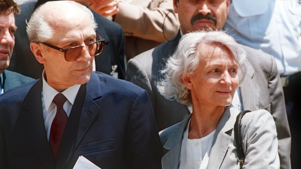 Am 14. Januar 1993: Erich Honecker wird von seiner Frau Margot auf dem Flughafen von Santiago de Chile abgeholt.