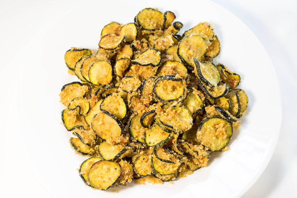 Zucchini with Parmesan and garlic is a delicious appetizer.