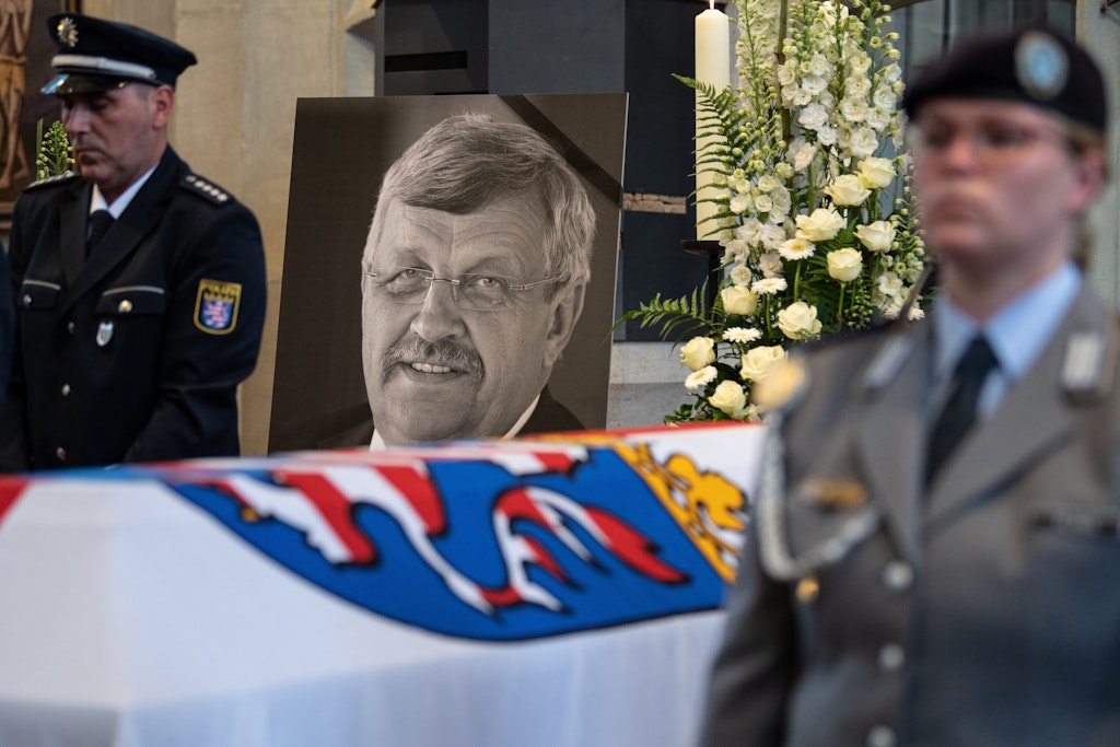 Der Trauergottesdienst für Walter Lübcke 2019 in Kassels Martinskirche: Polizisten und Soldaten standen neben dem mit der Fahne Hessens bedeckten Sarg.
