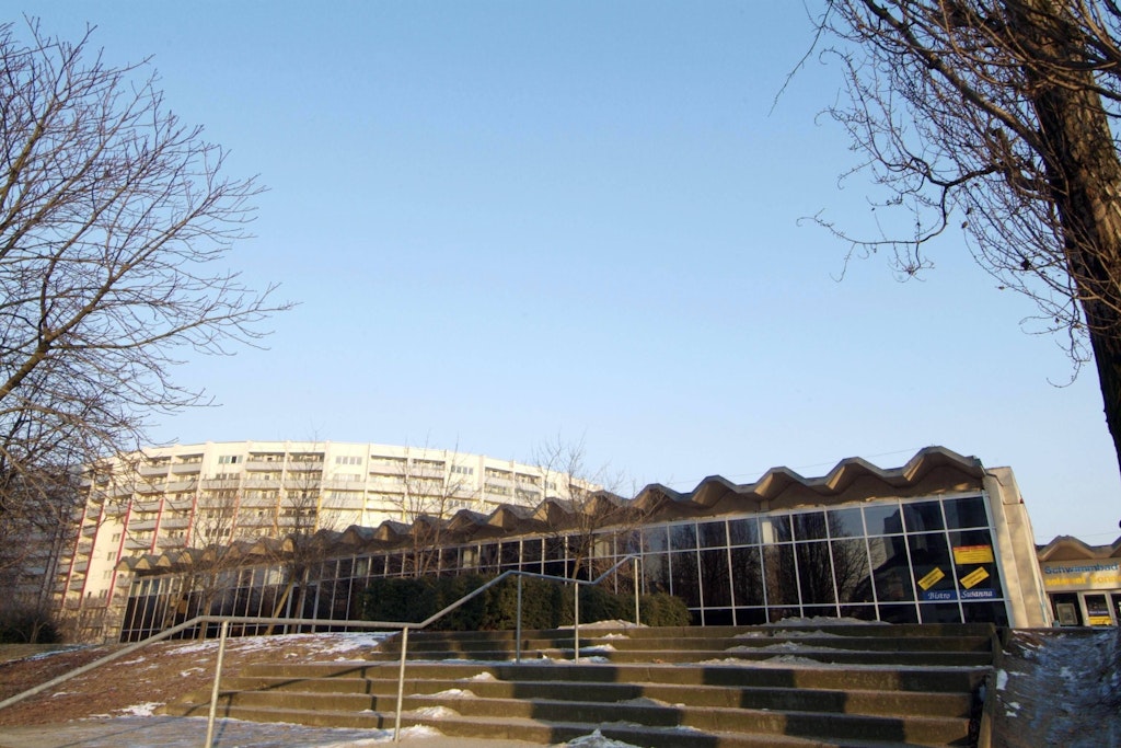 Hier wird schon lange nicht mehr geplanscht: das schon in der DDR gebaute Hallenbad an der Holzmarktstraße.