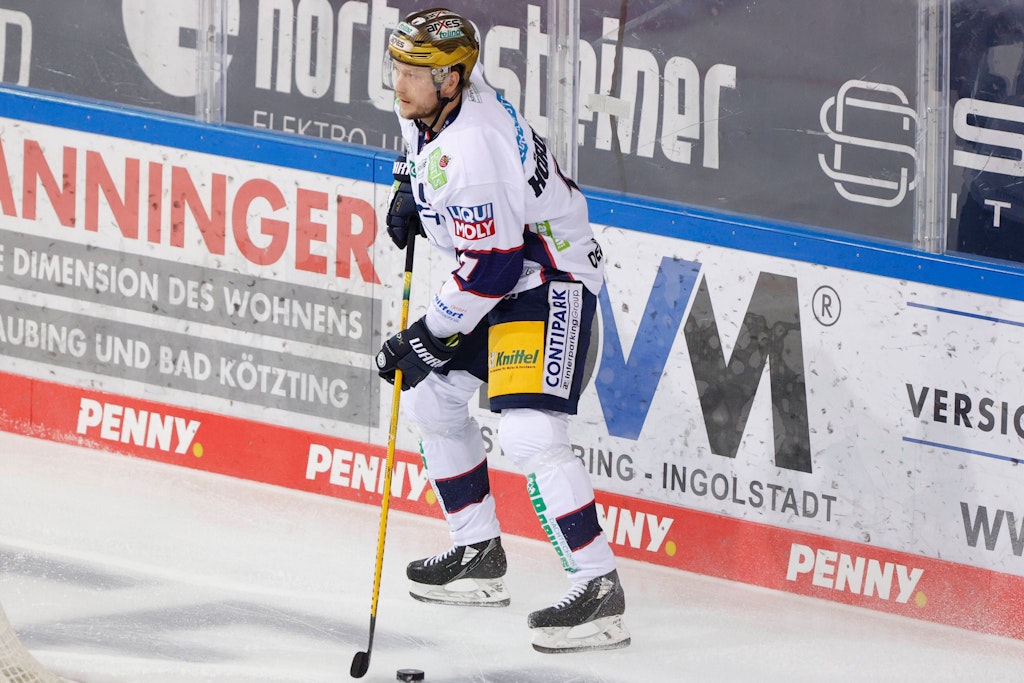 Eisbären-Kapitän Frank Hördler hat mit 37 Jahren noch nicht genug vom Eishockey, startet in seine 20. DEL-Saison.