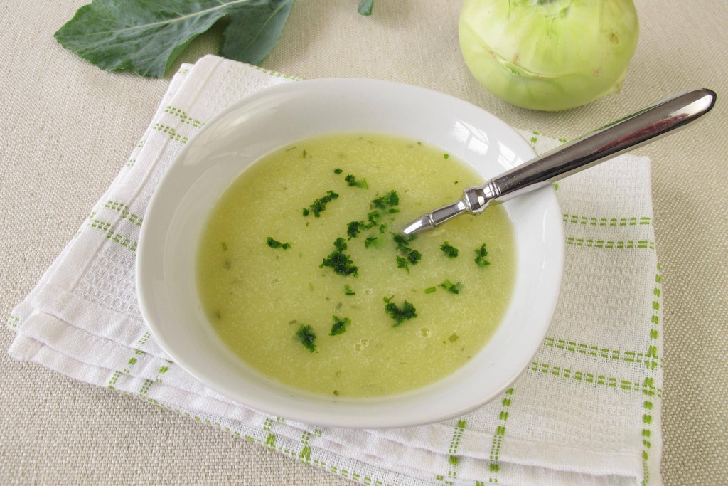 Eine leckere Kohlrabi-Suppe mit Zucchini und Kartoffeln.