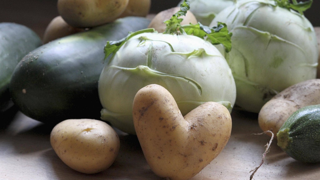 Kohlrabi, Zucchini und Kartoffeln werden zu einer leckeren Suppe.