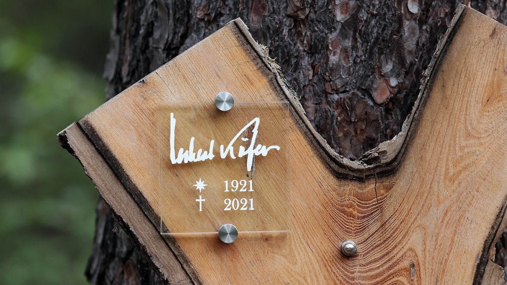 Unter einer Kiefer hat Herbert Köfer seine letzte Ruhestätte gefunden. Am Holz hängt die Tafel mit dem Autogramm-Schriftzug des Stars.