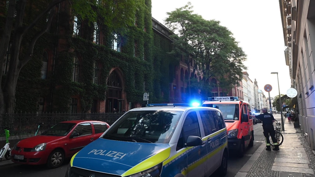 Einsatzkräfte vor dem St.-Hedwig Krankenhaus am Dienstagabend.