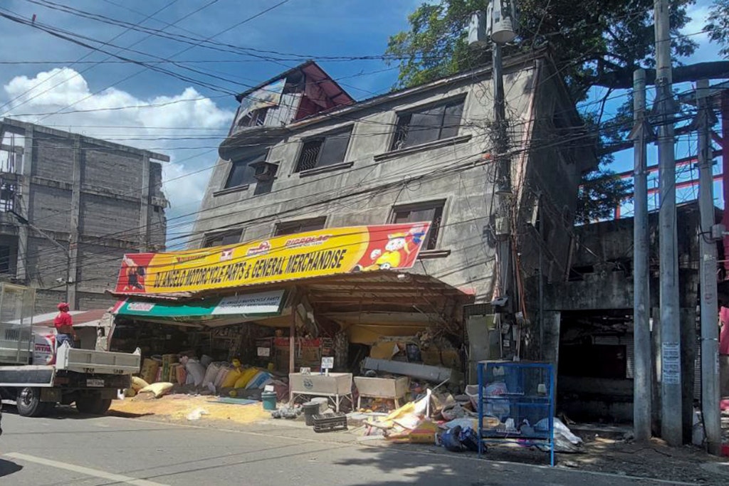 In der philippinischen Stadt Bangued ist ein Haus bei einem Starken Erdbeben auf die Seite gekippt.