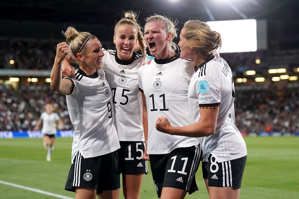 Fußball-EM der Frauen: Alexandra Popp (2.v.r.) bejubelt im Halbfinale gegen Frankreich ihr Tor zum 2:1 mit ihren Teamkolleginnen.