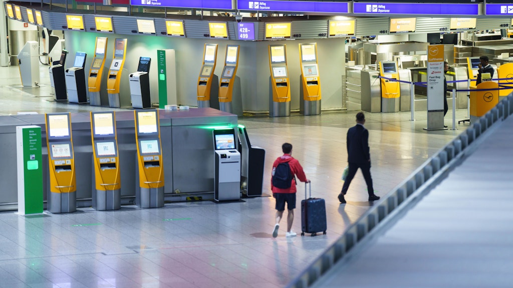 Gähnende Leere herrscht am Morgen im Terminal 1 am Frankfurter Flughafen an den Lufthansa-Schaltern.