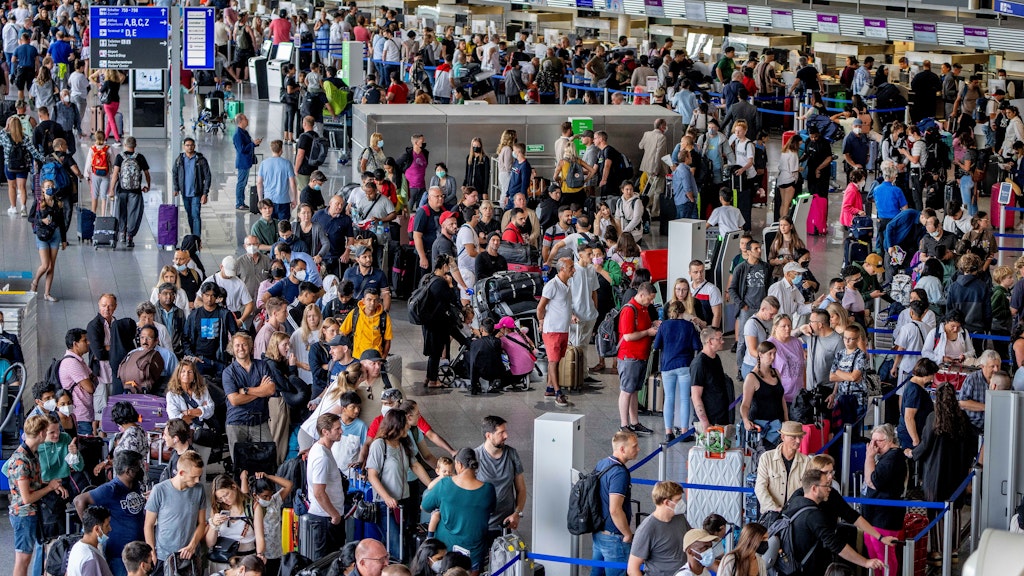 Im Terminal 2 standen Tausende Passagiere am Frankfurter Flughafen Schlange zum Umbuchen.