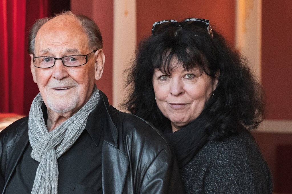 Heike und Herbert Köfer im Festsaal des Deutschen Hauses in Beelitz: Jetzt tritt sie auf der Bühne das Erbe ihres verstorbenen Mannes an.