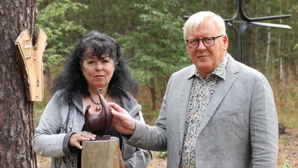 Heike Köfer und der Beelitzer Bürgermeister Bernhard Knuth auf dem Waldfriedhof am Grab von Herbert Köfer.