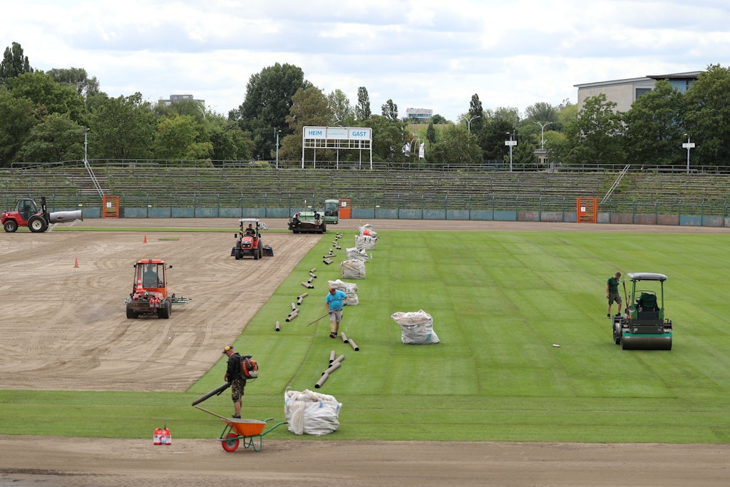 Die Arbeiten im Stadion des Sportforums laufen auf Hochtouren. Für den BFC Dynamo wird der neue Rasen ausgerollt.