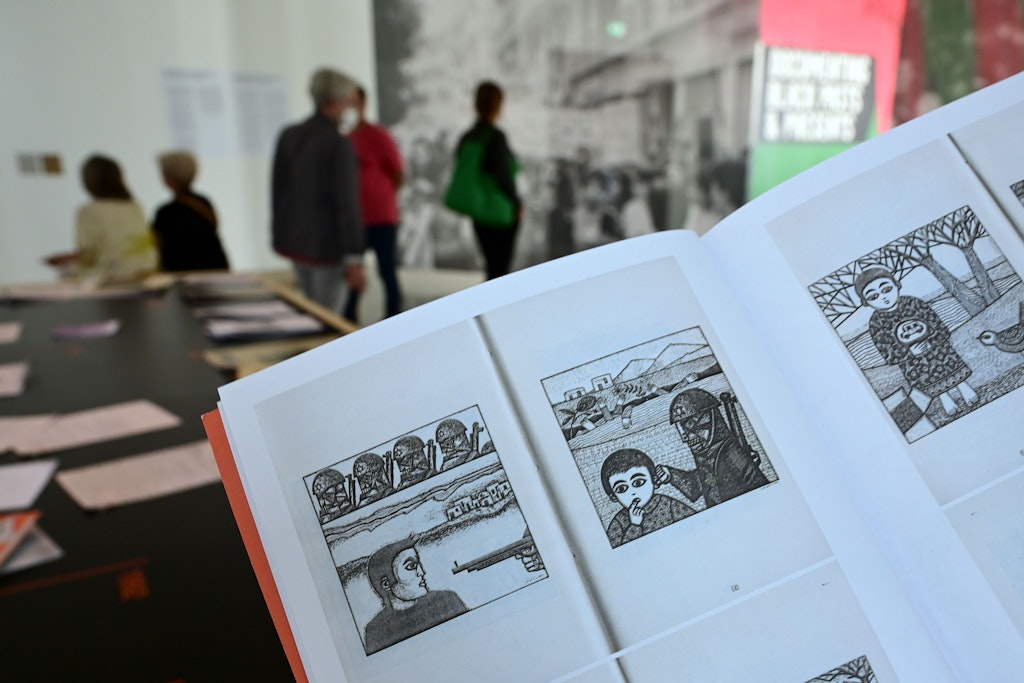 documenta fifteen im Fridericianum in Kassel: Die Broschüre mit dem Titel „Presence des Femmes“, die 1988 in Algier erschienen ist, enthält antisemitische Motive.