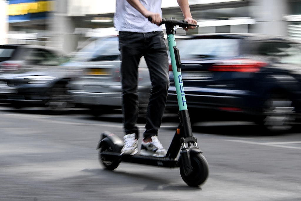 Flott unterwegs auf dem E-Scooter: das kann böse enden, vor allem wenn der Fahrer Alkohol oder Drogen im Blut hat.