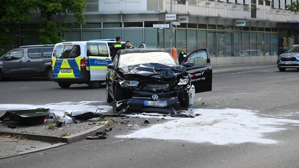 Die Unfallstelle in Kreuzberg: Hier der beschädigte Polo.