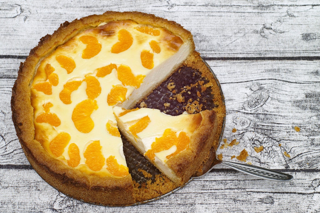 Einfach lecker! Mandarinen-Kuchen mit Schmand findet sich in jeder Kuchentheke... aber mit diesem Rezept können Sie die Torte auch ganz leicht selbst backen.