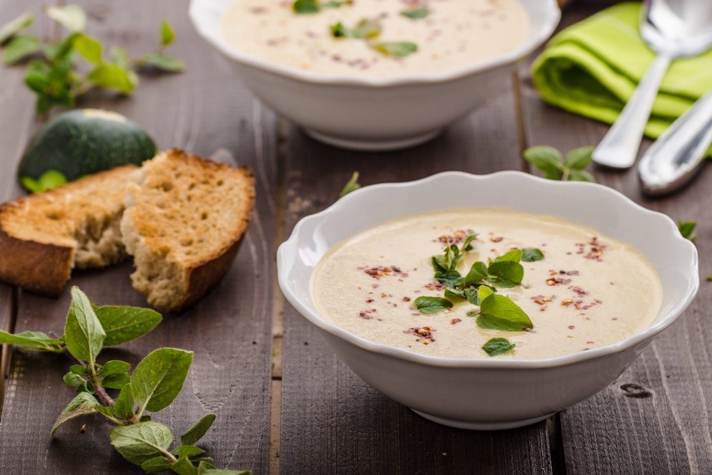 Diese Cremesuppe mit Zucchini schmeckt einfach köstlich – und ist dazu noch schnell und günstig zuzubereiten.