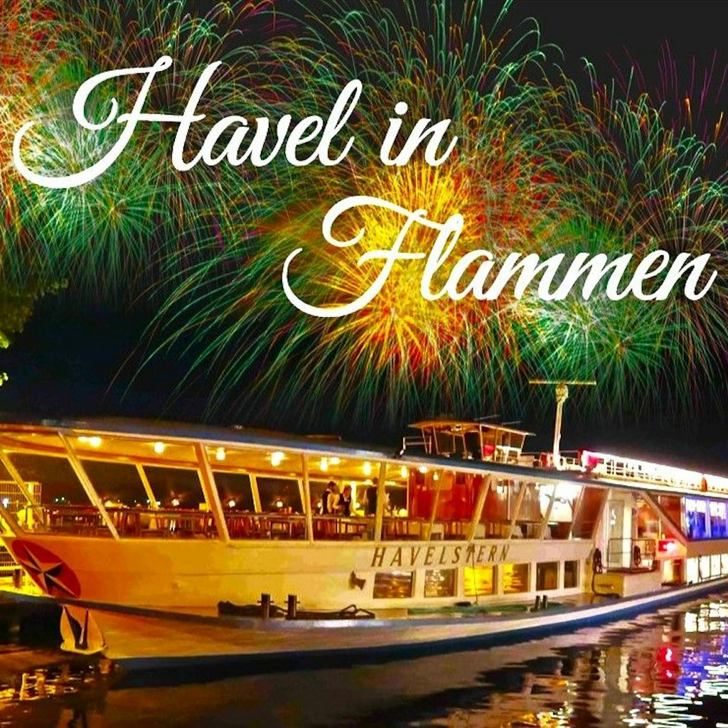 Unterwegs sind Sie mit unserem beliebten Panorama-Schiff „Havelstern“ mit großzügigem Sonnendeck sowie Panorama-Bugsalon