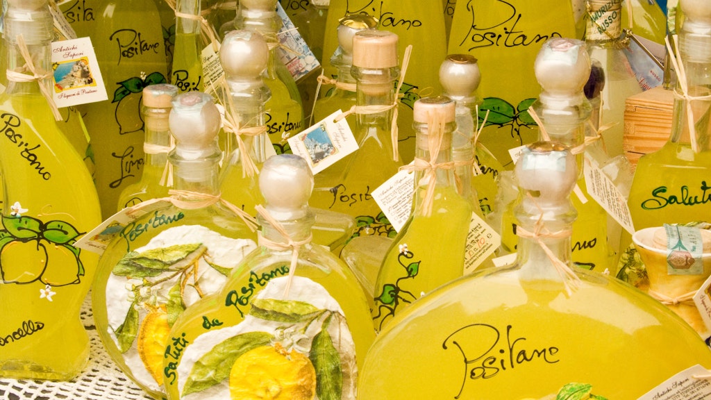 Für Italien-Urlauber ist eine Flasche Limoncello ein beliebtes Urlaubssouvenir.