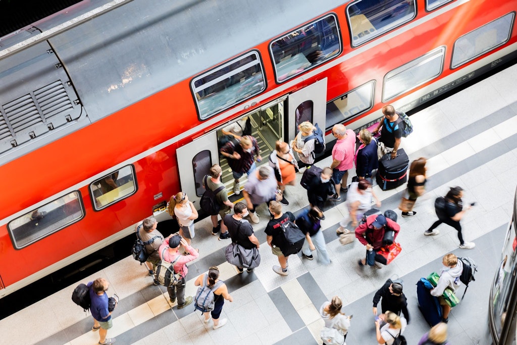 Die 9-Euro-Tickets gelten nur noch im August, dann ist Schluss. Aber: Immer mehr Menschen wollen versuchen, den Billig-Fahrschein zu retten.