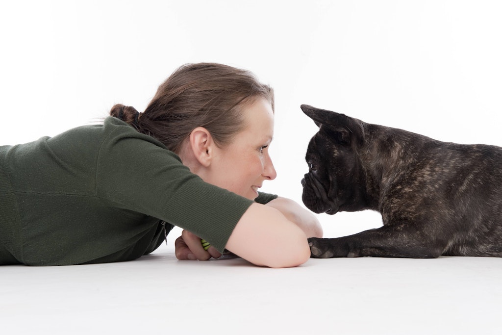Frau und Hund – ganz aufeinander bezogen. Der Hund kann sich in seinen Menschen einfühlen.
