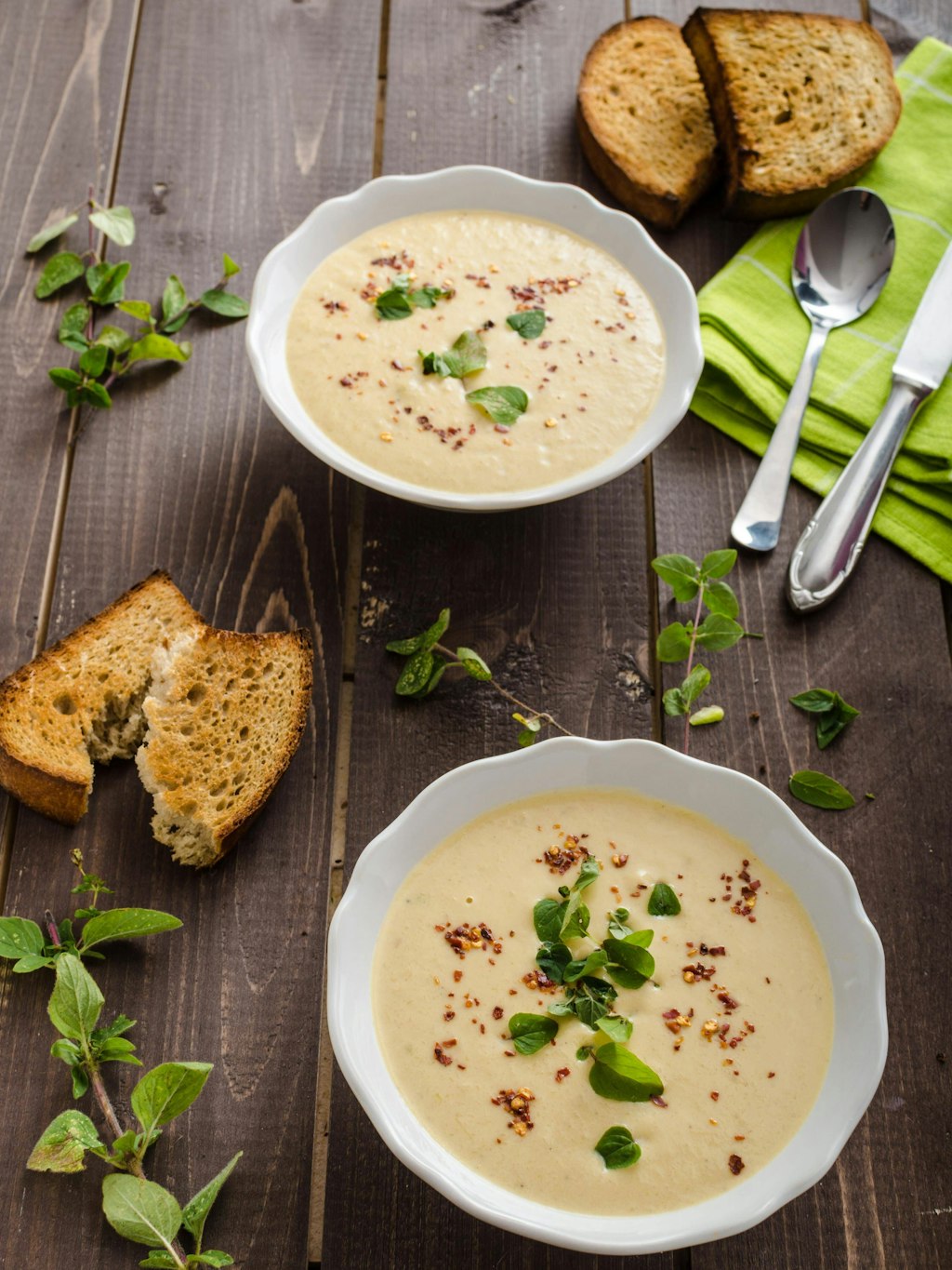 Wer mag, kann die Zucchini-Cremesuppe auch mit frischen Kräutern und Chiliflocken servieren – das Rezept kann leicht variiert werden.