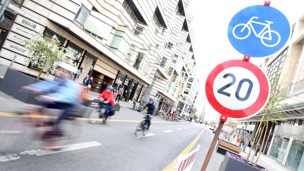 Missglückter Versuch: Aus der Friedrichstraße sollte eine autofreie Meile zum Bummeln werden. Heraus kam eine Fahrradschnellstraße, die den Fußgängern keinen Platz ließ.