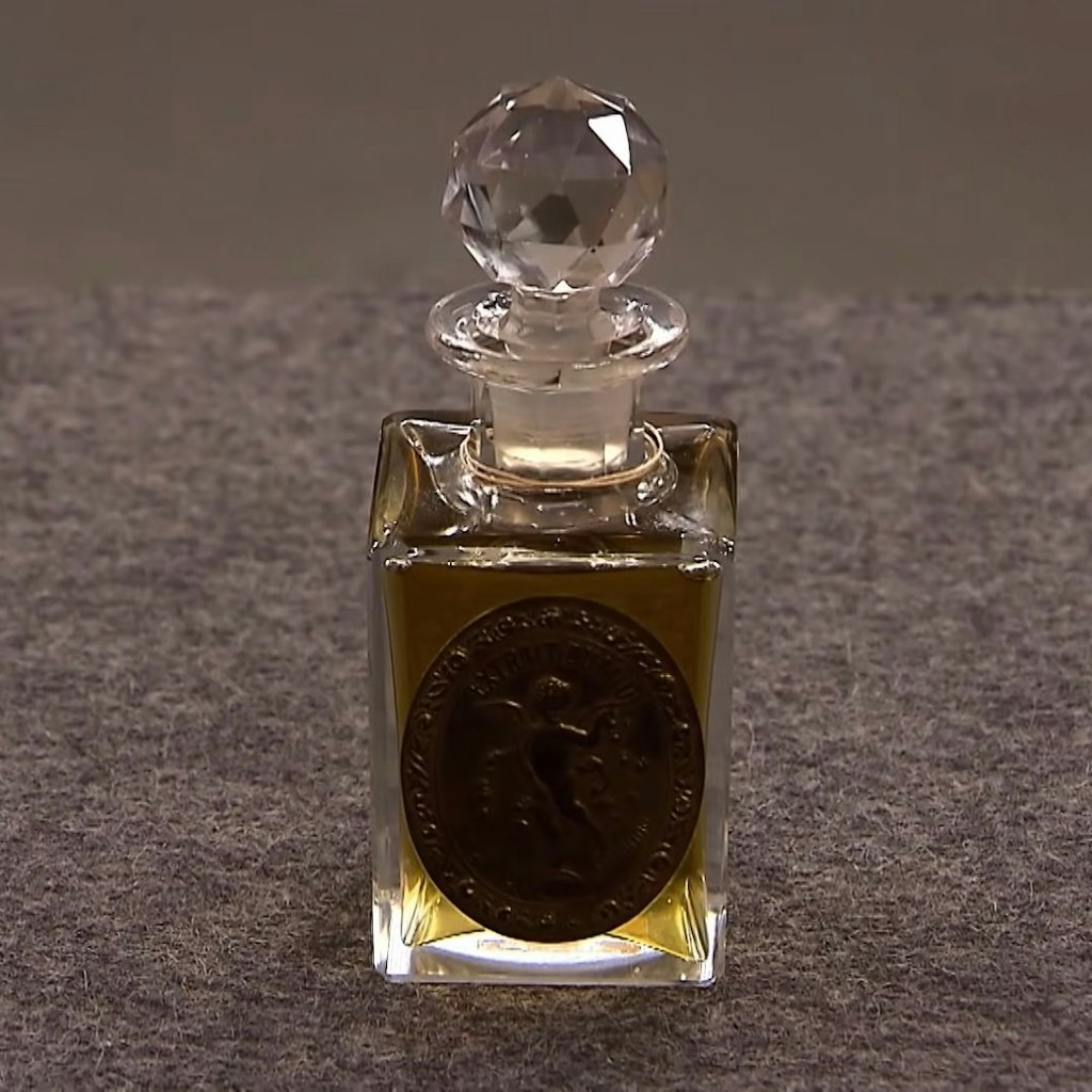 Der Parfum-Flakon, der bei Bares für Rares unter den Hammer kam, ist vom Anfang des 20. Jahrhunderts - und von der Marke 4711.
