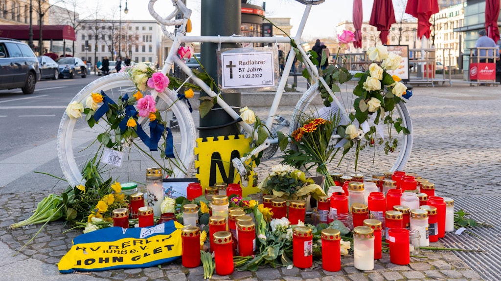 Dieses weiß angestrichene Fahrrad erinnert an einen tödlich verunglückten 57-jährigen Fahrradfahrer, der auf der Straße Unter den Linden von einem Auto angefahren wurde und an dieser Stelle am 24. Februar starb.