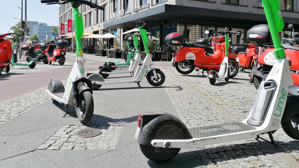 Kaum noch Platz für Fußgänger: E-Roller und Leih-Mopeds werden kreuz und quer abgestellt.