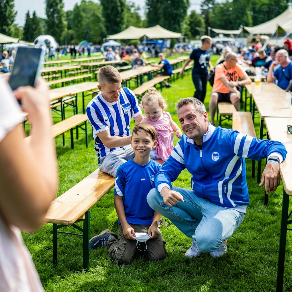 Basisarbeit von ganz unten. Boss Kay Bernstein geht sogar für die Kids in die Hocke.