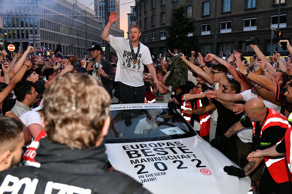 Martin Hinteregger war Publikumsliebling bei Eintracht Frankfurt. Zum Höhepunkt seiner Karriere, dem Europapokalsieg 2022, trat er ab.
