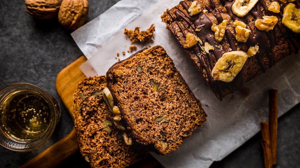Auch Kakaopulver, Schokostückchen und Nüsse machen sich im Bananenbrot gut - und wer möchte, kann es auch mit Schokoladenguss verzieren.