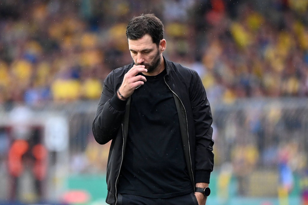 Herthas Trainer Sandro Schwarz nach dem Pokal-Aus in Braunschweig. Er wirkt nachdenklich.