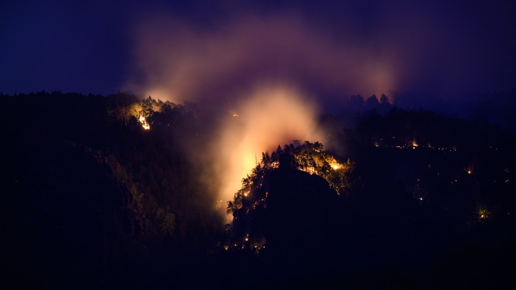 Der Wald brennt im Nationalpark Sächsische Schweiz. Seit Tagen kämpfen die Feuerwehrleute gegen die Flammen.