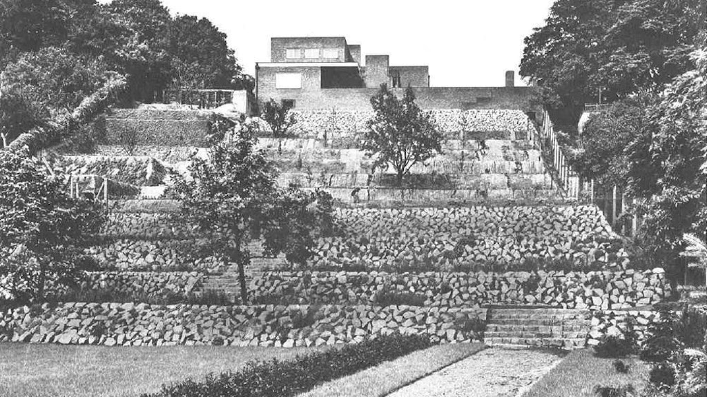 Der Blick von unten: Man erkennt, wie hoch die Villa über der Stadt Guben thronte.