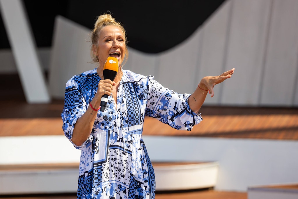 Im ZDF-Fernsehgarten geht es am 31. Juli hoch her: Moderatorin Andrea Kiewel präsentiert den umstrittenen Layla-Song.