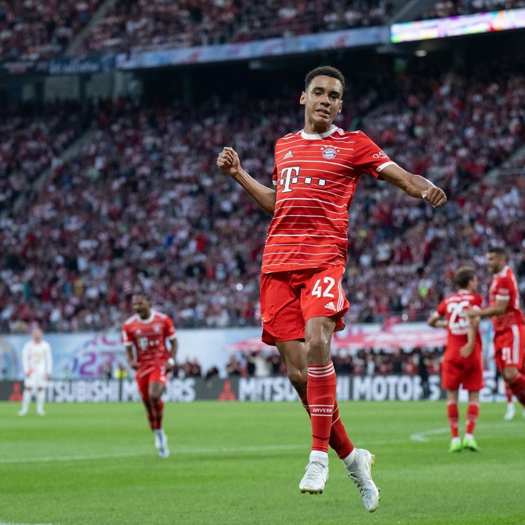 Das 19-jährige Ausnahmetalent Jamal Musiala sorgt für den ersten Pflichtspieltreffer des FC Bayern in dieser Saison.