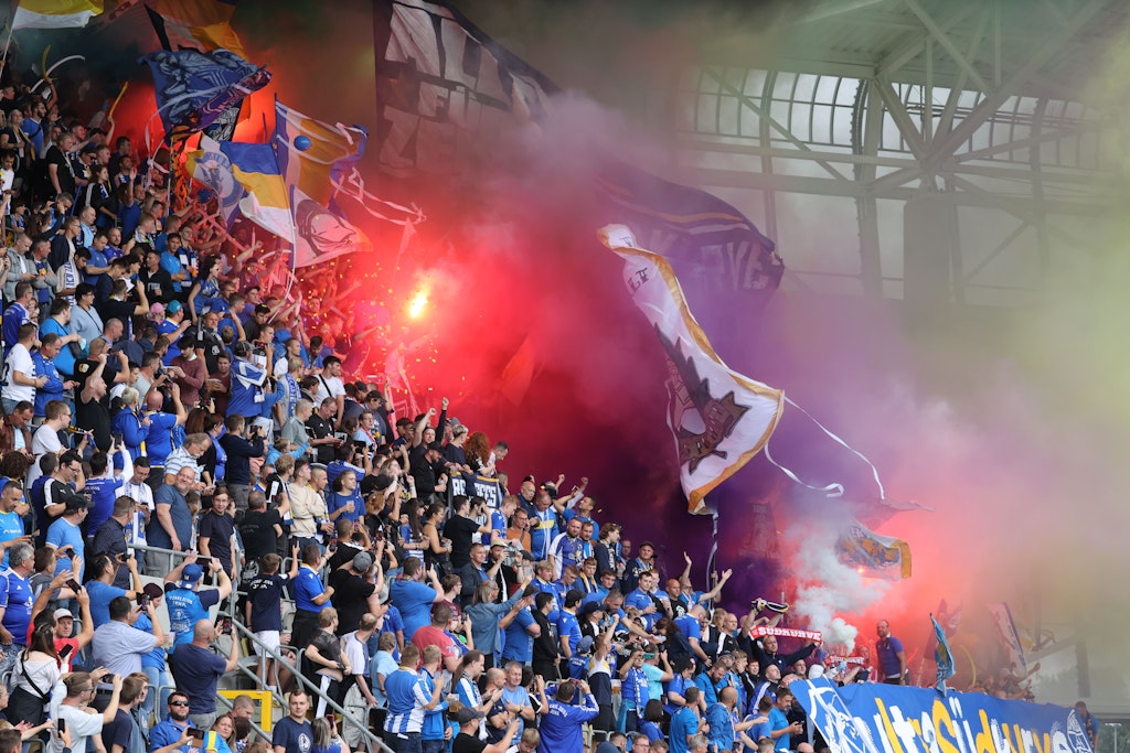 Im Fanblock des FC Carl Zeiss Jena wurde bengalisches Feuer gezündet. Nach dem Pokalspiel gegen Wolfsburg eskalierte die Gewalt.