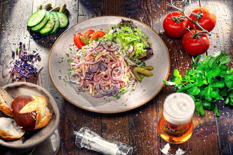 Wurstsalat mit Käse