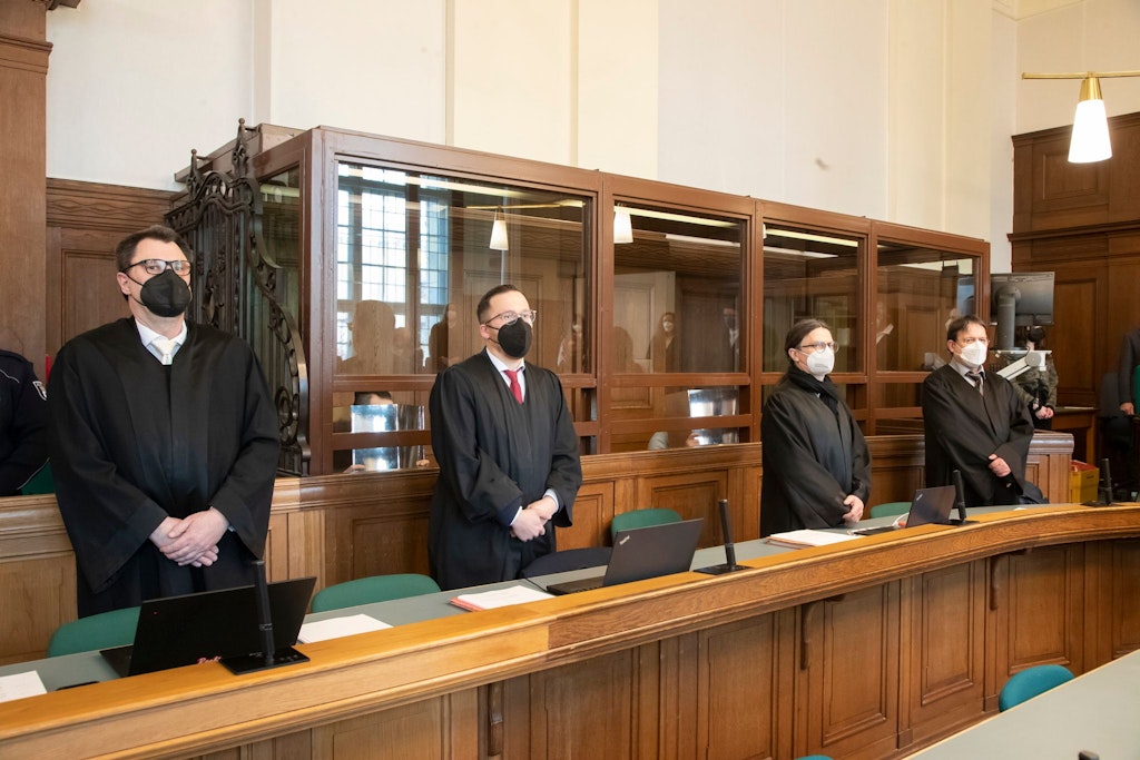 Die beiden angeklagten afghanischen Brüder (hier hinter ihren Anwälten) sitzen seit fast fünf Monaten in Berlin vor Gericht.
